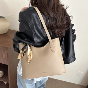 Grand sac cabas beige en similicuir avec foulard décoratif pour le bureau en été