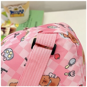 Dettaglio della borsa rosa a quadri per bambini con orsetto e tracolla regolabile