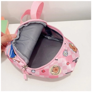 Dettaglio della borsa rosa a scacchi per bambini con orso e spazio interno
