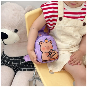 Dettaglio di una borsa a tracolla viola per bambini con orsetto indossata da un bimbo