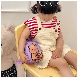 Dettaglio di una borsa a tracolla viola con orsetto indossata da una bambina su sedia