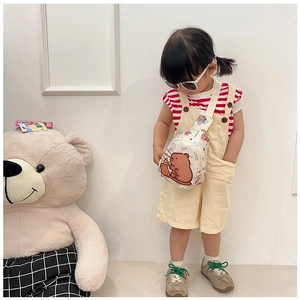 Borsa a tracolla in tela per bambini con simpatica capibara, indossata da un bimbo