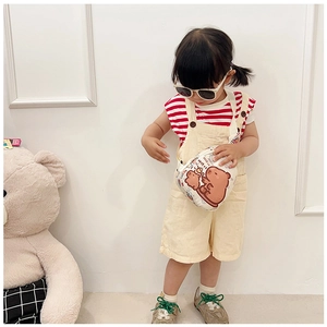 Bambino alla moda con borsa a tracolla a cartone animato capybara e abito casual