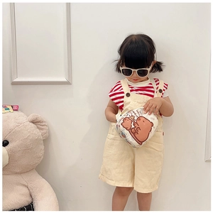 Dettaglio di una borsa a tracolla per bambini in tela crema con simpatica stampa capibara