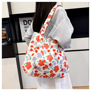 Détail du grand sac cabas avec motifs floraux éclatants et large bandoulière confortable