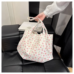 Détail du grand sac cabas en toile blanche avec motif floral rose et anse souple