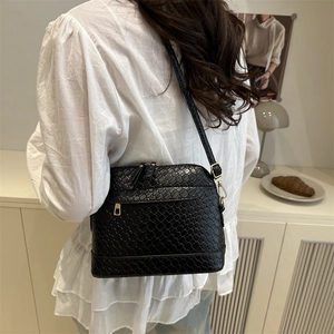Sac à bandoulière tressé noir classique avec détails dorés et fermeture à glissière double