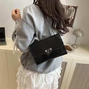 Sac carré noir à motif crocodile avec bandoulière chaîne et boucle en V métallique