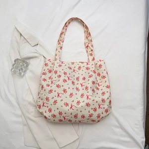 Sac fourre-tout en toile à motifs floraux et nœuds roses dans un décor tendance
