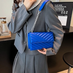 Sac bandoulière matelassé bleu électrique pour femmes avec rabat rectangulaire chic