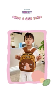 Detalle de mochila infantil con orejas de oso en 3D y diseño de contraste de colores