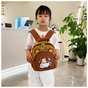 Primer plano de una niña con mochila de carpincho y diseño de bloques de colores vivos