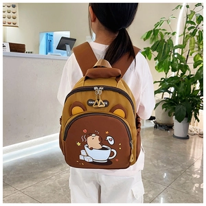 Mochila infantil de carpincho en marrón y amarillo, mostrada en uso por un modelo