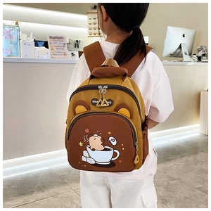 Detalle de la mochila capibara infantil con diseño de bloques de color y tela impermeable