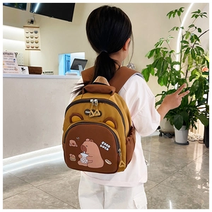 Vista trasera de un niño con mochila de lona de oso animado y texto Good Luck