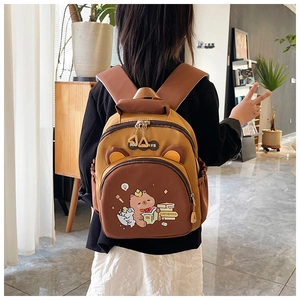 Detalle de la mochila capibara con bolsillos laterales y diseño de cremallera doble