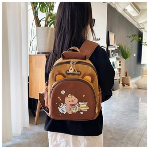Detalle de mini mochila infantil con estampado de carpincho y orejas decorativas 3D