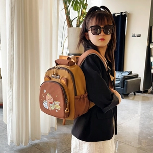 Mochila infantil marrón con dibujo de Capibara y diseño de bloques de colores modernos