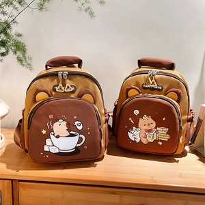 Mochila infantil con diseño de carpincho y detalles en contraste para niños y niñas