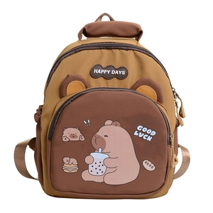 Mochila infantil marrón con estampado de carpincho y correas ajustables para niños