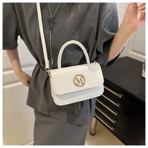 Détail du sac bandoulière blanc avec rabat tissé et boucle en métal dorée M