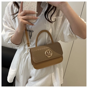 Détail du sac à main en cuir PU kaki avec texture gaufrée et boucle dorée logo M