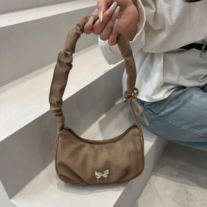 Sac sous le bras marron en demi-lune avec bandoulière plissée et boucle papillon argentée