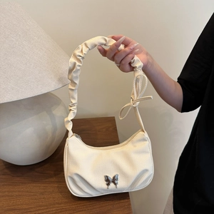 Sac croissant chic blanc crème avec bandoulière plissée et boucle papillon argentée