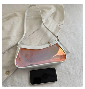 Détail macro du panneau holographique en PVC sur un sac blanc avec fermeture éclair dorée