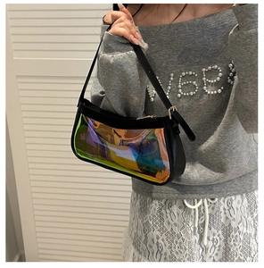 Vue détaillée du panneau holographique et de la bordure noire sur le sac à bandoulière