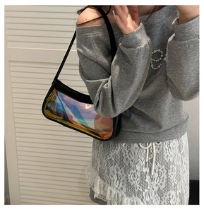 Détail du sac sous l'aisselle en PVC holographique avec effet laser arc-en-ciel et anses