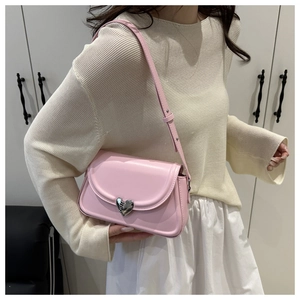 Détail du petit sac carré rose avec fermoir cœur argenté et bandoulière réglable