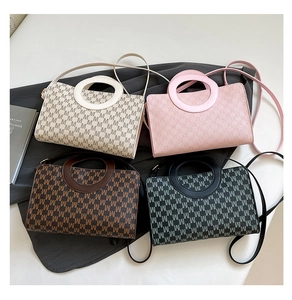Sacs à main rétro avec imprimé monogramme 'M' et poignées circulaires en quatre couleurs