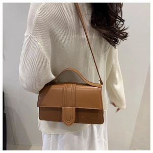 Dettaglio borsa a tracolla marrone con cuciture verticali e scritta fashion bags logo