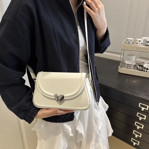 Sac bandoulière carré minimaliste blanc crème avec boucle coeur en métal sur cuir