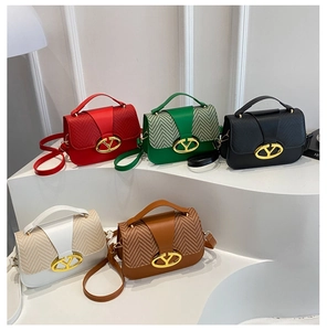 Colección de bolsos de piel y tejido con hebilla en V dorada y asa superior elegante