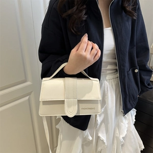 Borsa a tracolla squadrata bianco crema minimalista con manico e scritta logo fashion