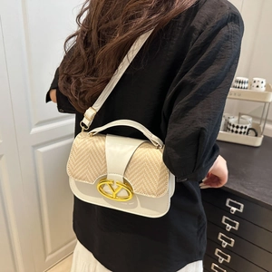 Bolso de hombro de paja beige con cuero blanco y hebilla dorada en forma de V