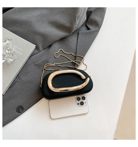 Detail der schwarzen matten Abendtasche mit Goldgriff und Kette zur Größenansicht