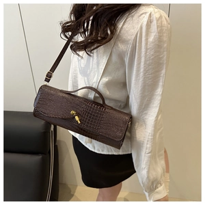 Détails du sac baguette marron foncé à motif crocodile avec fermoir doré chic