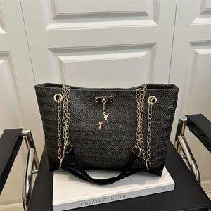 Sac cabas tissé noir avec bandoulière chaîne dorée et pendentif cerf