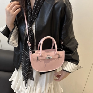 Sac à main demi-lune en cuir rose avec boucle métallique et bandoulière amovible