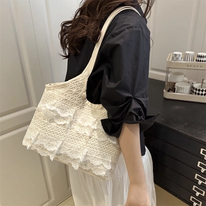 Sac fourre-tout élégant en dentelle blanche avec volants et bandoulière lisse