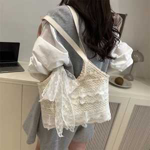 Sac fourre-tout en dentelle crème avec crochet floral et nœud pour un style d'été
