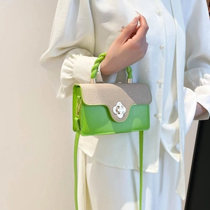 Sac Carré pour Femme en Cuir PU de Couleur Contrastée Avec Serrure à Fleur en Métal Poignée Tissée Sangle Réglable Sac à Main Décontracté