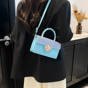 Sac bandoulière bleu clair minimaliste avec rabat denim et boucle fleurie dorée