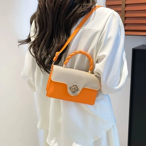 Sac à bandoulière minimaliste en cuir orange et tissu tressé beige avec fermoir