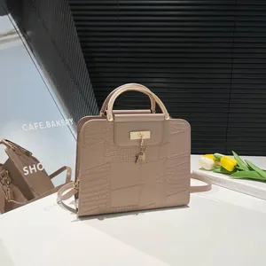 Sac à main beige gaufré crocodile avec poignée dorée ronde et pendentif de cerf chic