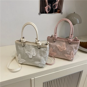 Sacs seaux en dentelle avec broderie papillon en blanc crème et rose clair