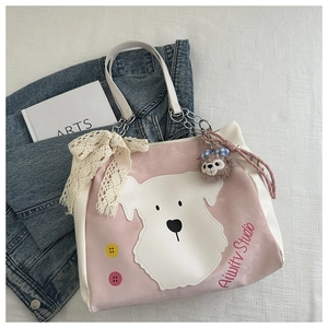 Detailansicht der pink-weißen Hund-Tote-Bag mit Spitzenschleife und Plüschanhänger